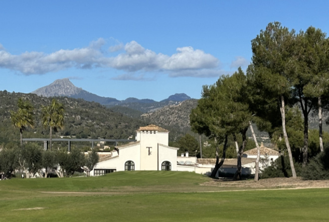 Im Hintergrund des Clubhouse T-Golf Calvia sieht man den Wasserpark und die markante Spitze vom Berg Galatzo. Mit 1.026 Metern liegt der Berg im westlichen Teil der Serra de Tramuntana.