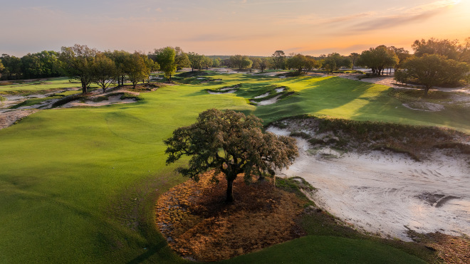 Entworfen von Star-Architekt Kyle Franz, präsentiert sich Karoo als ein 18-Loch-Abenteuer-Golfplatz mit den wohl breitesten Bermuda-Fairways der Welt. Der exklusivste Florida Golf Neuzugang 