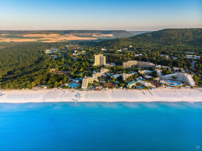 Als Albena 1969 eröffnet wurde, gehörten vier Hotels und neun Restaurants zum Resort, mittlerweile sind es 33 Hotelanlagen und Villen mit zahlreichen Restaurants, Pools und Spa-Bereichen.