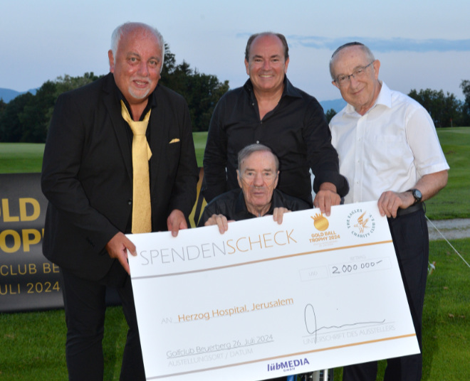 Robert Lübenoff (auch Präsident vom Golfclub Beuerberg) hier mit Eagles Ehrenpräsident Frank Fleschenberg. Moderator Wolfram Kons und Dr. Geoff Caine (Präsident des Herzog Hospital.Foto: BrauerPhotos