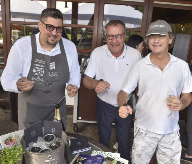 Michael Schirnharl präsentierte den Schweizer Alpenkaviar Oona Kaviar auf der Terrasse. Unternehmer Oliver Kugler (Mitte) und Unternehmer Claus Rost ließen sich das kulinarische Highlight nicht entgehen! Foto: BrauerPhotos / G.Nitschke