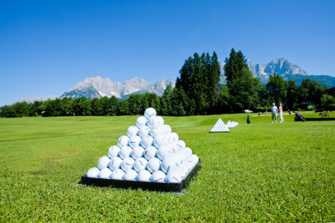 Als Stanglwirt Hotelgast kann man allein oder mit Pros in der Golfschule vis-a-vis vom Hotel trainieren. 