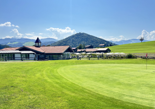 Das Grün von Loch 4 (Par5) liegt direkt am Spa-Bereich des Haubers Naturresorts. Vier Golfplatz-Löcher liegen unmittelbar am Gutshof. In einer Remise können Golfer ihre Golfschläger putzen und lagern. Nur mit Zimmerkarte kommt man in die Golf-Remise.