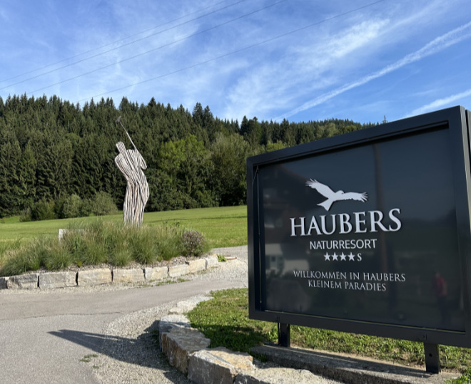 Vier Golfplatz-Löcher liegen unmittelbar am Gutshof. Insgesamt sind neun Löcher auf dem Natur-Gelände des Haubers Naturresort.