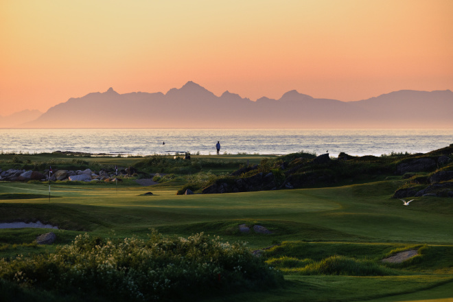 Von Mai bis September kann man hier bei Mitternachtssonne die ganze Nacht hindurch gut Golf spielen. Fotocredit: Jacob Sjoman