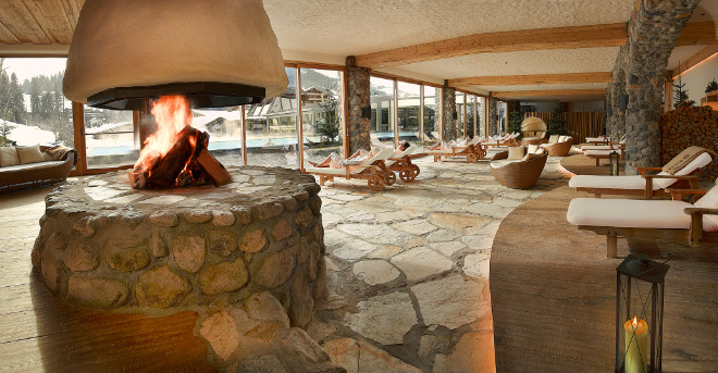 Eine Ruhesphäre im 12.000 qm-großen STanglwirt Spa - mit Blick auf den Naturbadesee - perfekter Platz nach der STanglwirt Golf Trophy