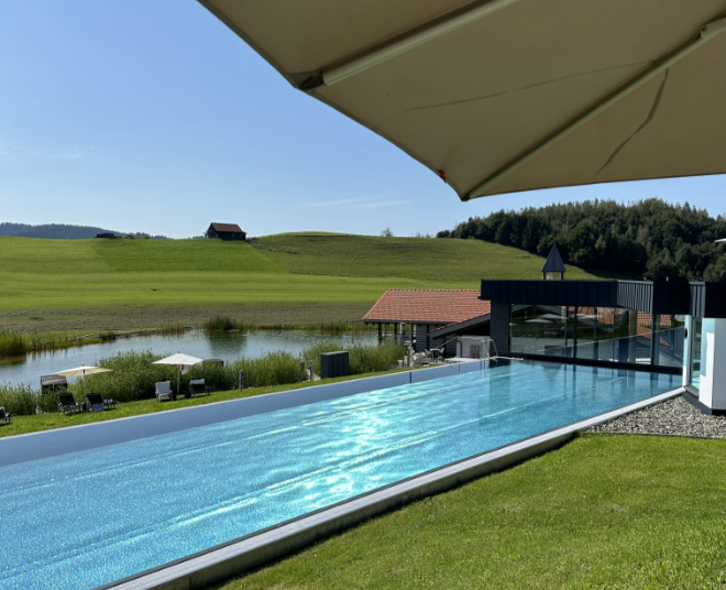 Ob im 25-Meter-langen Sportpool oder im Naturbadeteich - man ist inmitten der Natur !