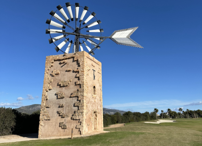 Golfurlaub Mallorca: Alles wurde hier in T-Golf Calcia renoviert. Solche Windmühlen (auf Spanisch „Molinos de Viento“) sind ein bekanntes Wahrzeichen der Insel. Sie wurden ursprünglich im 16. Jahrhundert eingeführt und dienten vor allem zur Getreideverarbeitung oder als Wasserpumpen. An Loch 10 direkt am Fairway steht diese renovierte Windmühle.