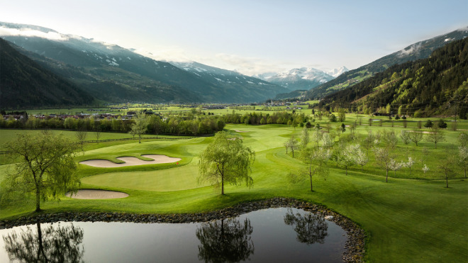 Eingebettet in die Landschaft des Zillertals bietet der 18-Loch Meisterschaftsplatz des Golfclub Zillertal-Uderns ab 15. März 2025 nicht nur ein anspruchsvolles Golferlebnis, sondern auch ein Panorama der verschneiten Dreitausender.Bildnachweis: ©Golfclub Zillertal-Uderns / Jukka Pehkonen