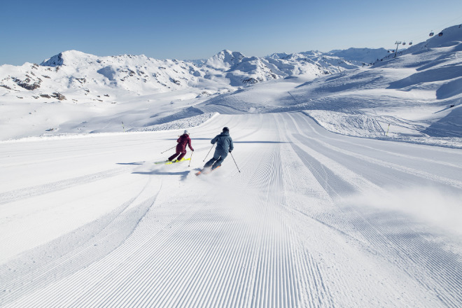 Vom Green auf die Piste: Die vier Großraumskigebiete im Zillertal –Hochzillertal-Hochfügen-Spieljoch, Zillertal Arena, Mayrhofner Bergbahnen – Mountopolis und die Ski - & Gletscherwelt Zillertal 3000 – ermöglichen perfekte Schwünge bis 21. April 2025 und darüber hinaus. Bildnachweis: © Zillertal Tourismus / Tom Klocker